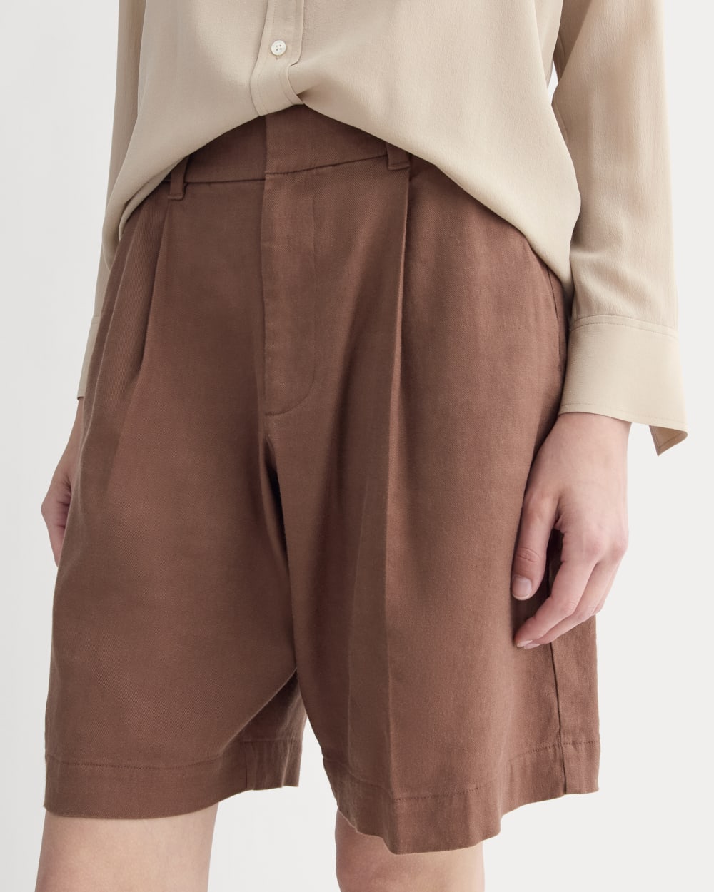 The Pleated Short in Stretch Linen | Cedarwood