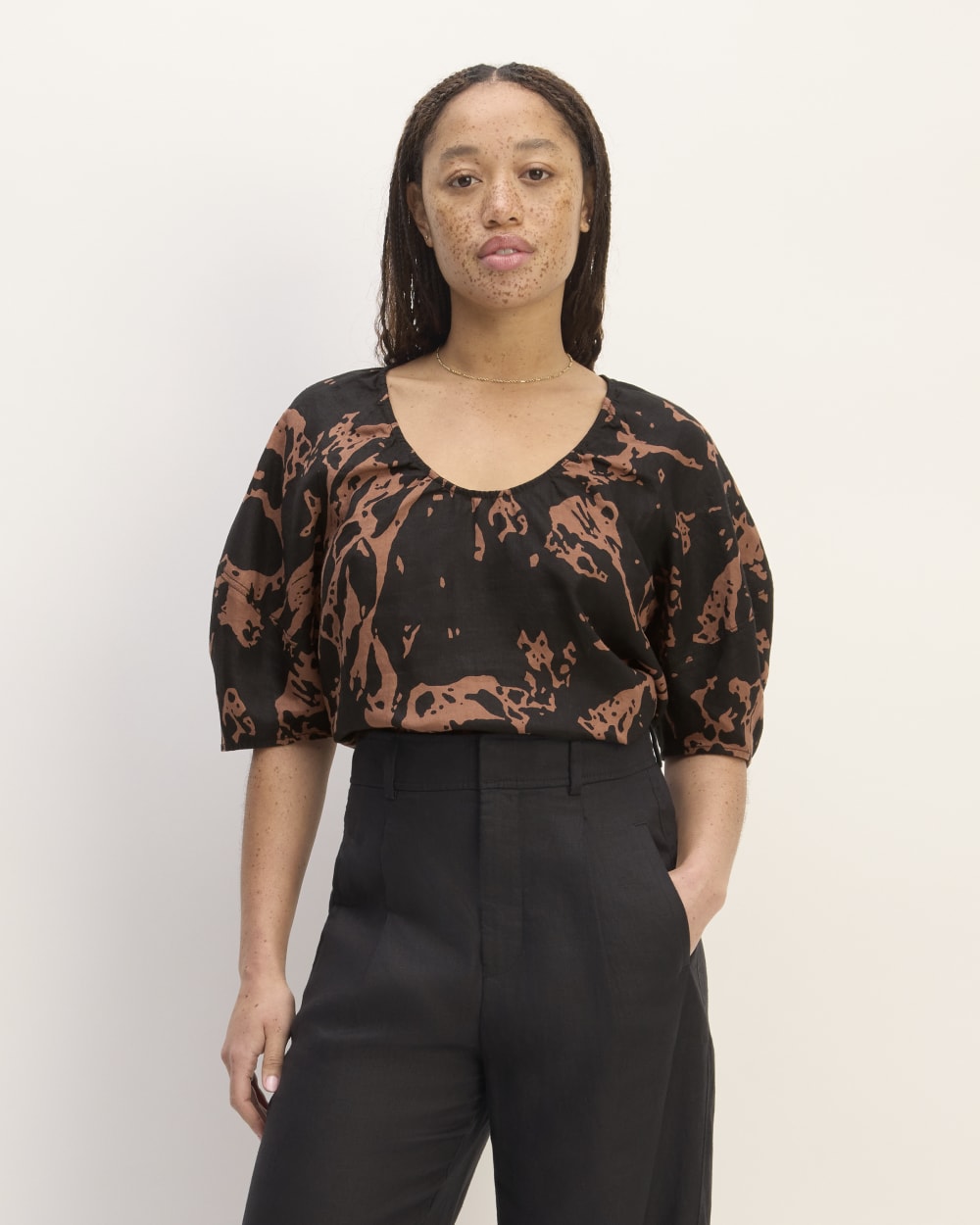The Scoop Top in Linen | Carob Brown Abstract